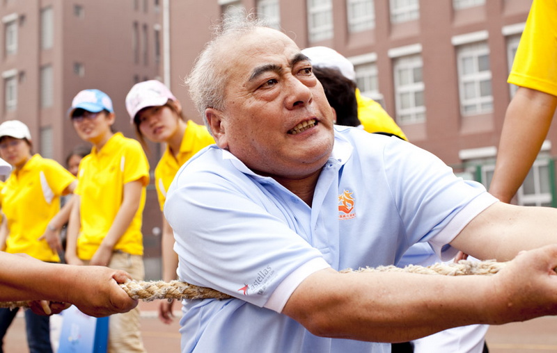 杨运胜参加拔河比赛-笑乐汉.jpg