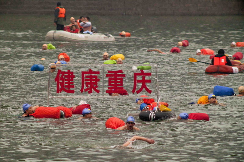 2011元旦横度嘉陵江活动