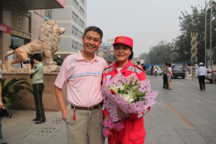 饶编与陈虹主任合影.jpg