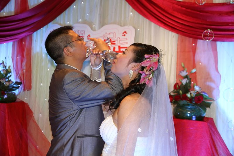 2陈剑石卉饮下交杯酒.jpg
