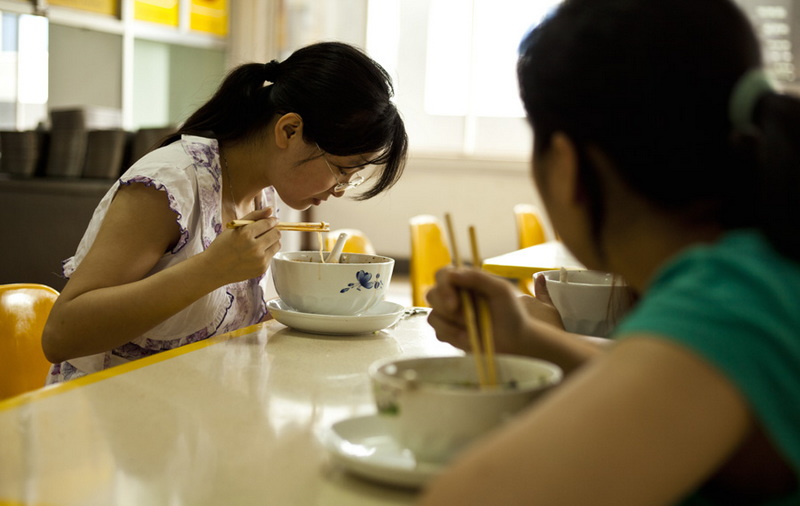 可去学生食堂用餐，卫生、便宜