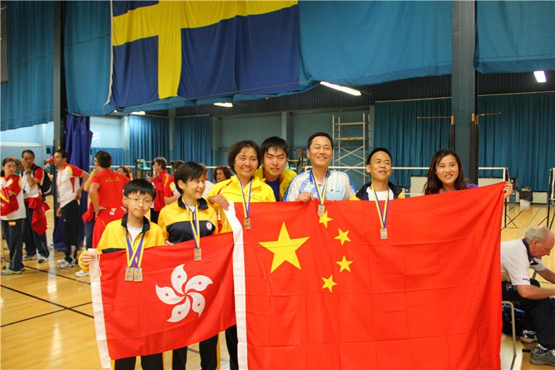 与羽毛球场馆最給力的郑岚和香港队员合影.jpg