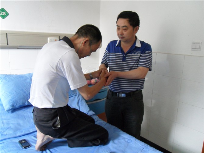 4.黄桂林在病床上向前来看他并又给他两百块钱的漆主任下跪.jpg