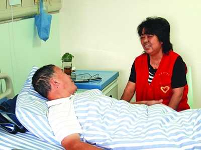 “换心人”王桂兰为心脏患者做心理疏导。王娟 摄.jpg