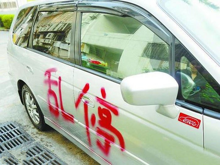 胡乱停车引来毁车还击 3.jpg