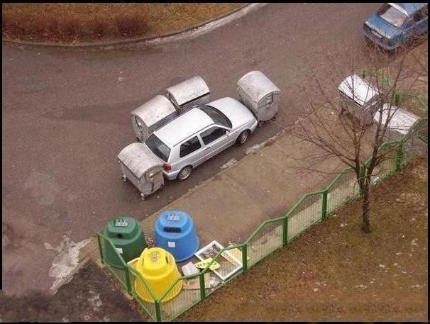 胡乱停车引来毁车还击 4.jpg