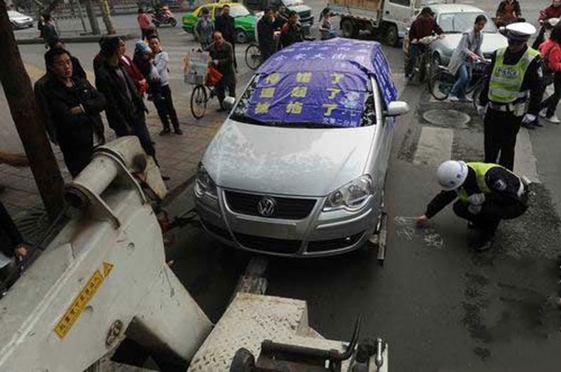 胡乱停车引来毁车还击 8.jpg