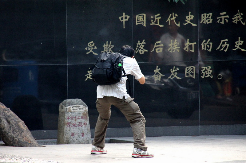 敬业的带头大哥，很仔细地拍中英街的历史
