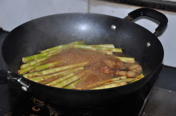 肉笋锅中煮