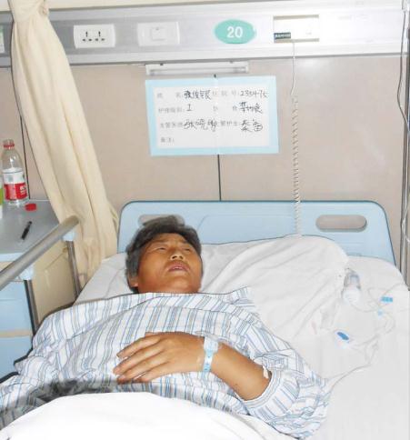 刚刚给女儿李秋菊捐肾的52岁母亲张俊银躺在病床上.jpg