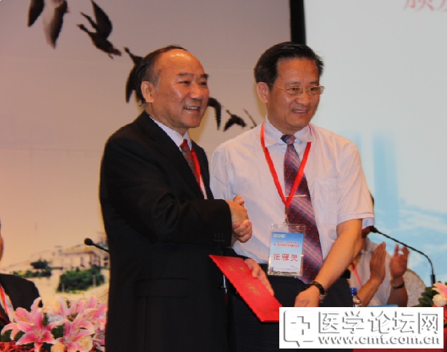 20140824 图示：中国医师协会会长张雁灵先生为器官移植医师分会会长郑树森院士颁发证.jpg
