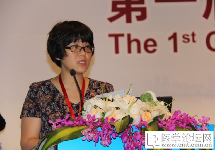 11 图示：中国医师协会会员部主任李明霞宣读中国医师协会批复(摄影 孟雪飞)_副本.jpg