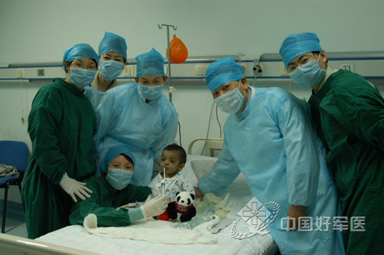 周丁华为国内最小患儿成功实施肝移植.jpg