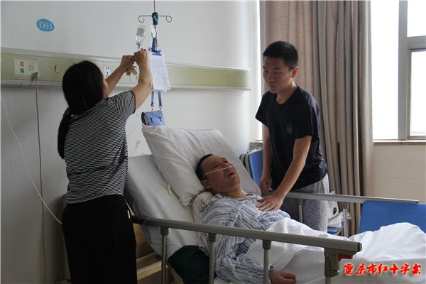 1 家人悉心照料李家松.jpg