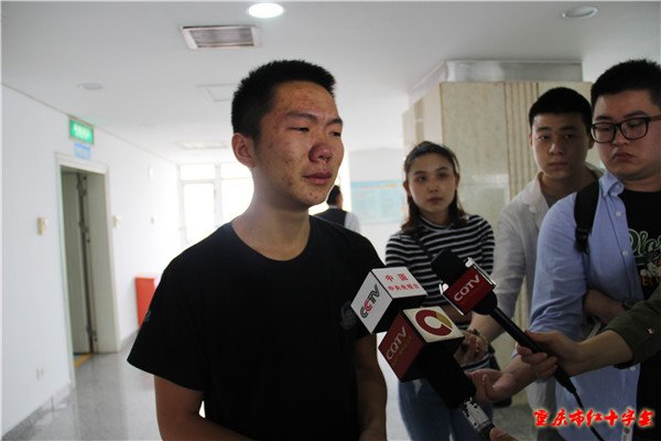 2 儿子李顿接受采访时泣不成声.jpg