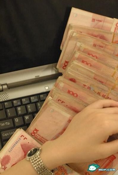 有钱女露富，引爆网友跟帖显摆