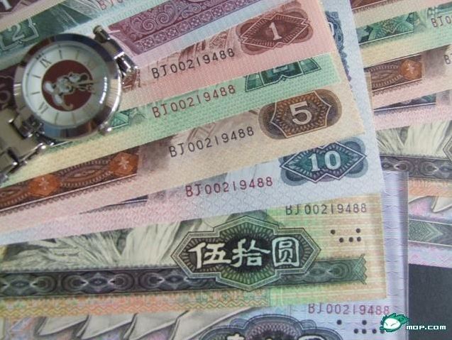 有钱女露富，引爆网友跟帖显摆