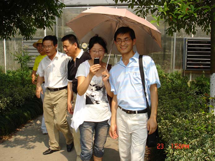 开心果与大家一起找乐子