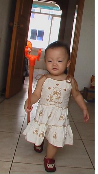 对面的女孩看过来，哈哈……想亲我一口吗？