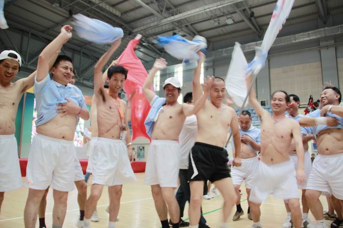 一村四届移运会上的照片